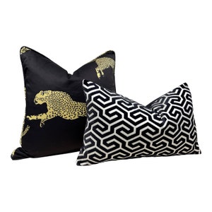 Scalamandre Leaping Cheetah in Black Magic. Designer High End Pillow Covers, Accent Animal Print Pillows, Lumbar Leopard Pillows Black Gold bild 8