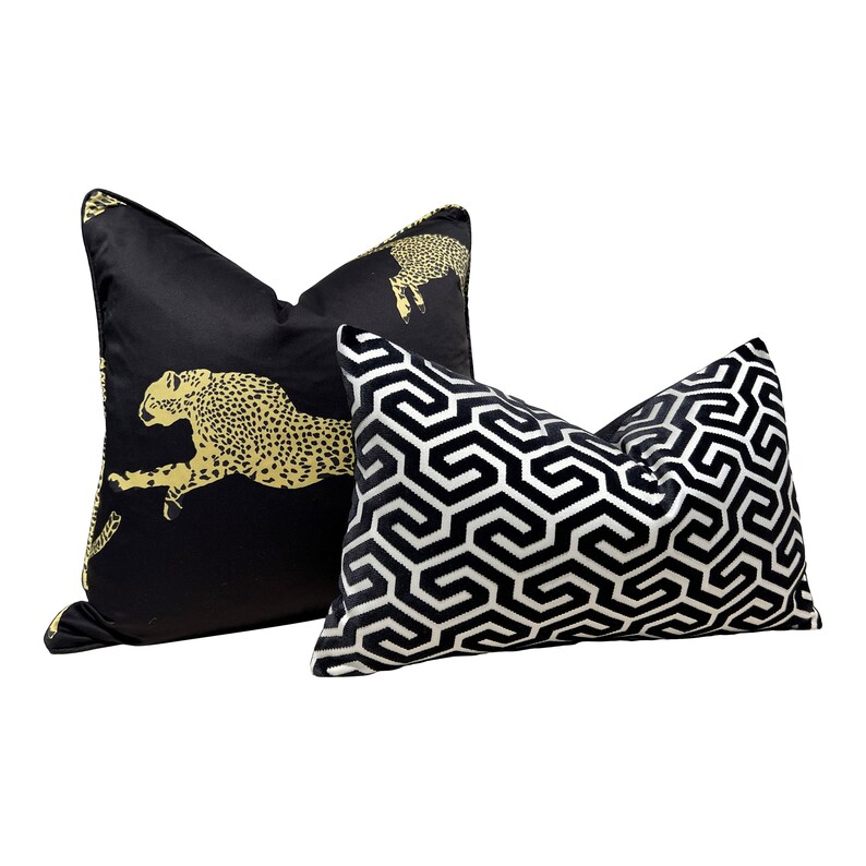 Scalamandre Leaping Cheetah in Black Magic. Designer High End Pillow Covers, Accent Animal Print Pillows, Lumbar Leopard Pillows Black Gold bild 8