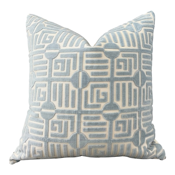 Oreiller Thibaut Labyrinth Velvet Spa Bleu. Oreillers haut de gamme, housses de coussin en velours surélevées de créateur, oreillers géométriques en velours bleu clair