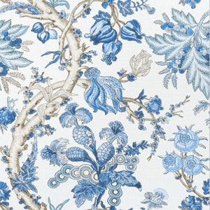 Pu&ograve; includere: Uno sfondo bianco con un motivo floreale blu e marrone. Il motivo presenta fiori, foglie e rami stilizzati.