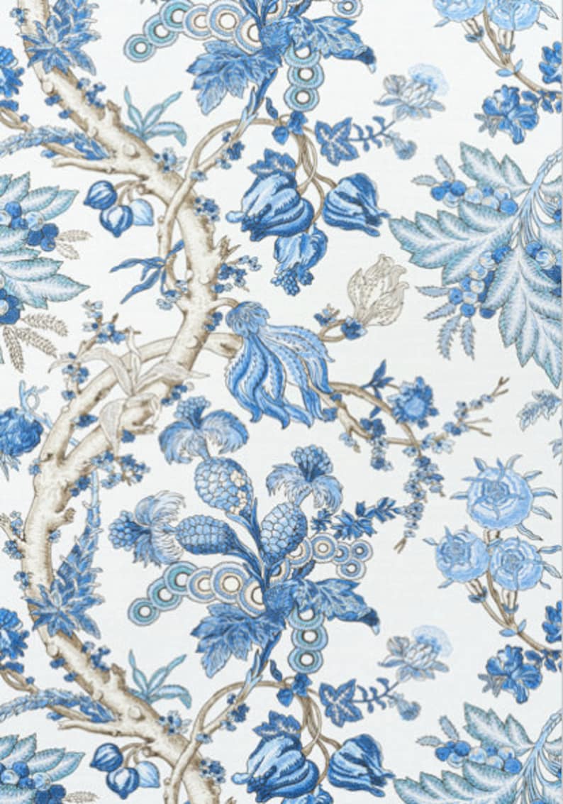 Pu&ograve; includere: Uno sfondo bianco con un motivo floreale blu e marrone. Il motivo presenta fiori, foglie e rami stilizzati.