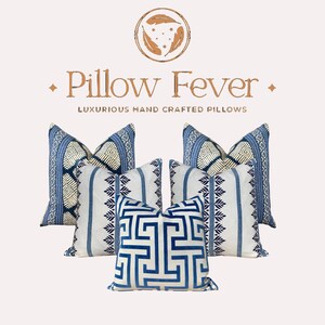 Almohada de rayas Thibaut Austin en azul. Funda de almohada geométrica de alta gama, fundas de almohada Euro Sham en azul, funda de almohada azul marino con detalles de diseño. imagen 2