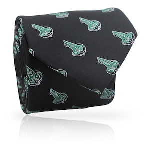 Op de afbeelding: Een opgerolde zwarte stropdas met een herhalend patroon van groene en witte bladmotieven. De stropdas is gemaakt van een gladde stof en wordt gepresenteerd op een witte ondergrond.