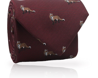 Geborduurde bruine vos-stropdas (groen en rood): sluwe elegantie, boscharme voor unieke herenkleding