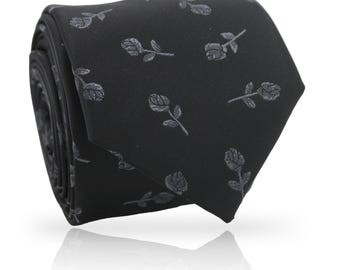 Corbata negra con rosa bordada en gris plata: elegante corbata floral para hombre, accesorio sofisticado
