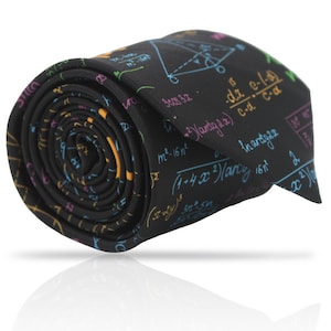 Puede incluir: Una corbata negra con un patrón de ecuaciones matemáticas y símbolos coloridos. La corbata está enrollada y el patrón es visible en la parte enrollada.