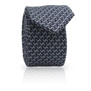 Puede incluir: Corbata enrollada azul marino con un patrón geométrico blanco repetido. La corbata está hecha de una tela texturizada y se muestra sobre un fondo blanco. La corbata está enrollada, mostrando el patrón y la textura.