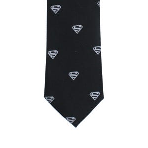 K&ouml;nnte beinhalten: Schwarze Krawatte mit einem sich wiederholenden wei&szlig;en Superman-Logo-Muster. Diese Krawatte ist ein klassisches Accessoire, das f&uuml;r formelle oder halbformelle Anl&auml;sse geeignet ist. Das Superman-Logo ist ein stilisiertes "S" in einem Diamanten.