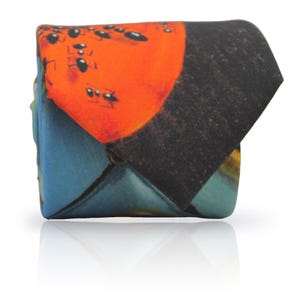 Op de afbeelding: Een set van drie keramische mokken met een gespikkelde, matte afwerking. Elke mok heeft een andere kleur: lichtblauw, crème en grijs. De mokken hebben een eenvoudig, modern ontwerp, perfect voor koffie of thee.
