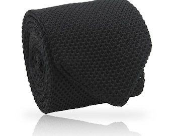 Corbata de poliéster texturizada negra: diseño minimalista y elegante, accesorio informal y versátil para negocios masculinos.