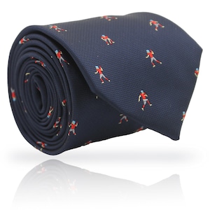 Puede incluir: Corbata enrollada de color azul marino con un patrón repetido de pequeños jugadores de fútbol americano en rojo, gris y azul. La corbata está hecha de una tela texturizada y se muestra sobre un fondo blanco.
