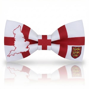 Puede incluir: Pajarita blanca con diseño de cruz y rayas rojas, con un mapa de Inglaterra y un escudo de armas. Un accesorio elegante para eventos formales o para mostrar apoyo a Inglaterra.