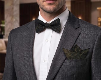 Conjunto de pajarita y pañuelo de bolsillo de brocado jaspeado negro y dorado.