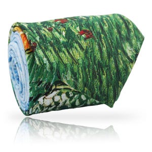 Puede incluir: Corbata enrollada con un diseño impresionista verde y blanco y detalles en rojo. El patrón de la corbata se asemeja a un paisaje texturizado con pinceladas. La forma enrollada revela una sección azul y naranja, agregando contraste. Un accesorio de moda.