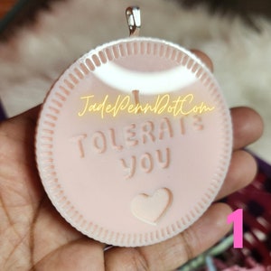 SCHNELLER VERSAND - Jahrestag Valentinstag Charm Liebe Freundschaft Geschenk Rosa Acryl Stabiler Geschenkanhänger "I Tolerate You" Humorvoll