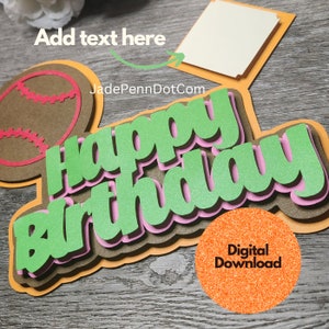 Peut inclure: Un téléchargement numérique d'un bricolage en papier en plusieurs couches pour un anniversaire sur le thème du baseball. L'artisanat présente les mots "Joyeux anniversaire" en vert, rose et marron, un ballon de baseball et une carte vierge pour ajouter un message personnalisé. Les mots "Téléchargement numérique" sont sur un cercle orange pailleté.