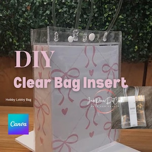 以下が含まれることがあります： ピンクのリボンとハートの模様が入った透明なDIYバッグインサート。バッグには透明なハンドルと透明な外装が付いています。「DIY Clear Bag Insert」の文字がピンク色で表示されています。ホビーロビーバッグ用に設計されています。