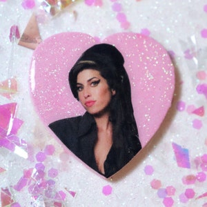 AMY WINEHOUSE: pin or magnet