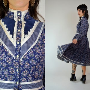Vestido mini azul con estampado floral GUNNE SAX de los años 70, estilo victoriano romántico vintage con lunares y terciopelo