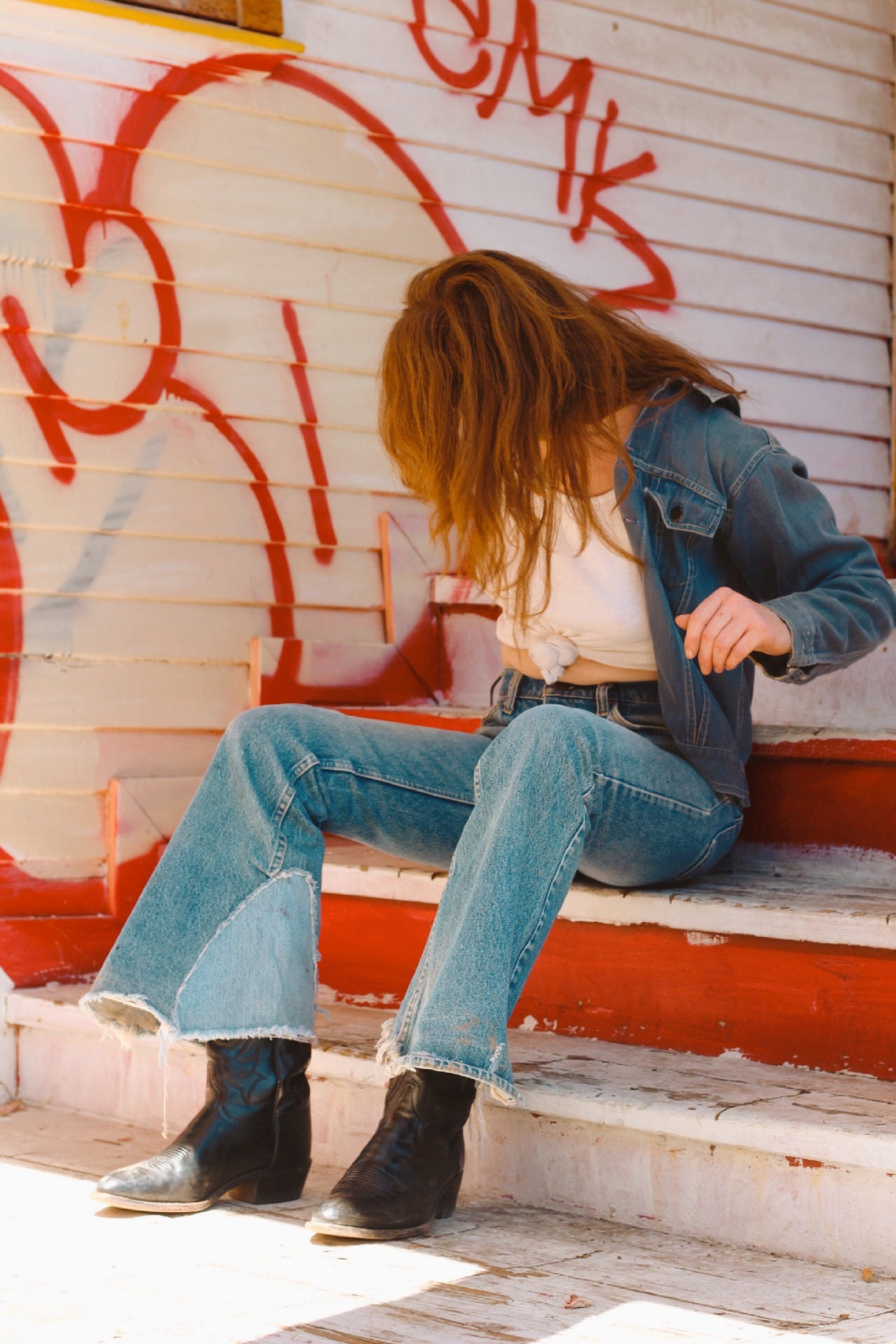 1960s LEVI'S Bell Bottom Jeans – Vintage Distressed Denim, 30" Waist, foto 1 di 5