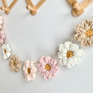 Spring Garland, Easter Garland, Daisy Nursery Decor, Daisy Bunting, Daisy Garland, Girls Room Decor, Coquette Bedroom Decor, Girly Decor