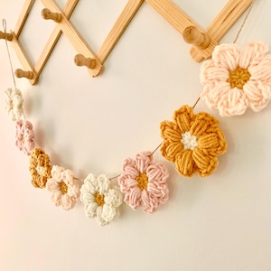 Daisy Garland, Daisy Bedroom Decor, Daisy Nursery Garland, Boho Girl Nursery, Dopamine Decor, Daisies Flower Garland, Toddler Room Decor