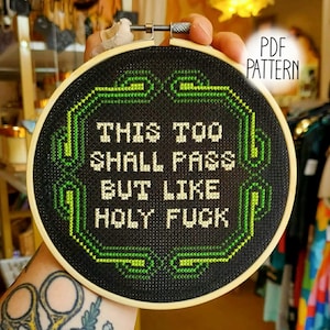 Peut inclure: Un cercle de broderie en point de croix noir avec le texte "THIS TOO SHALL PASS BUT LIKE HOLY FUCK" en blanc. Le motif est encadré d'une bordure verte. Les mots "PDF PATTERN" sont dans le coin supérieur droit.
