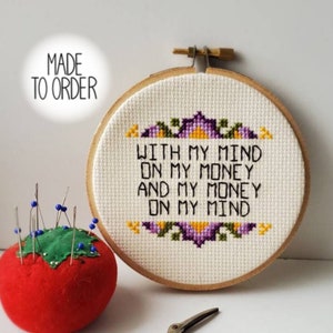 "Mi mente está en mi dinero", punto de cruz de 4" / Diseño moderno y sarcástico (Descarga PDF)