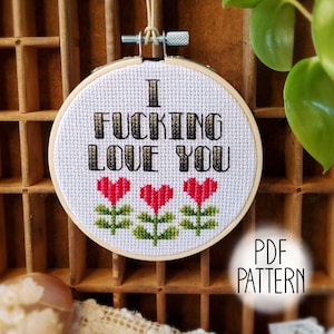 Wzór haftu krzyżykowego „I Fucking Love You” w formacie PDF DO POBRANIA Subwersywny, złośliwy, walentynkowy haft krzyżykowy