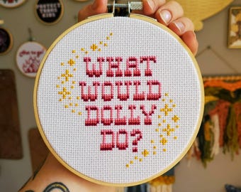 O que Dolly faria? Bordado em ponto cruz de 12,7 cm *Feito sob encomenda | Bordados modernos, sarcásticos e subversivos