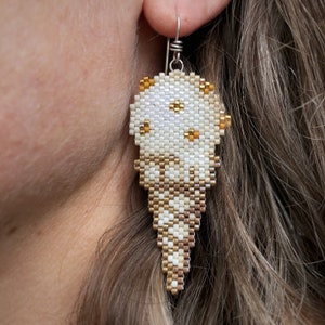 Boucles d'oreilles Hokey Pokey crème glacée, tissées avec des perles de rocaille Miyuki Delica, sur des crochets de boucles d'oreilles en argentium 93,5 français dans une boîte en papier kraft.