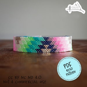 Puede incluir: Un brazalete de cuentas de colores con un degradado de cuentas rosas, azules, verdes y blancas. El brazalete está sobre una superficie de madera con un círculo blanco con el texto "PDF Bead Pattern" en negro.