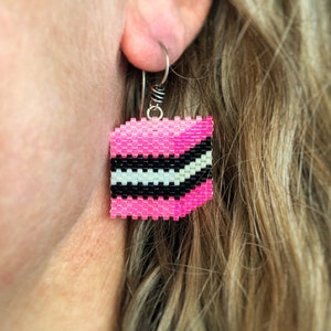 Boucles d'oreilles toutes sortes de réglisse rose, tissées avec des rocailles Miyuki Delica, sur des crochets de boucle d'oreille français en argentium 93,5 dans une boîte en papier kraft.