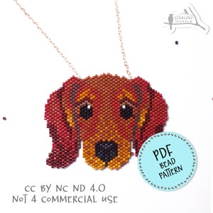 Peut inclure: Un collier de perles représentant un teckel rouge et brun. Le collier est fait de petites perles colorées et a une chaîne dorée. L'image comprend le texte "PDF Bead Pattern" et "CC BY NC ND 4.0 NOT 4 COMMERCIAL USE".