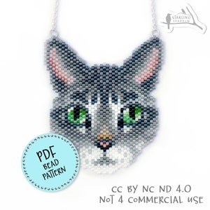 Può includere: Uno schema di perline PDF per un gatto grigio e bianco con occhi verdi. Lo schema è per una collana e include il testo "PDF Bead Pattern" e "CC BY NC ND 4.0 Not 4 Commercial Use".