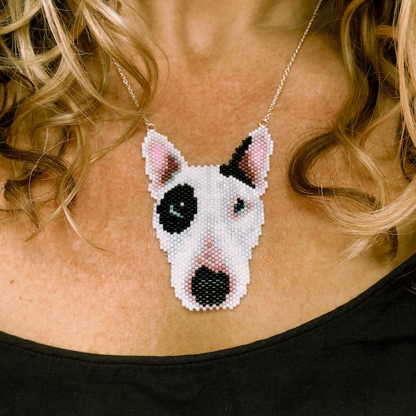 Collier perlé pour chien bull terrier design original fabriqué avec des perles de rocaille Miyuki sur une chaîne résistante à la ternissure.