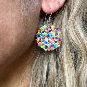 Boucles d'oreilles en biscuit des années 100 et 1000, tissées avec des rocailles Miyuki Delica, sur des crochets de boucles d'oreilles en argentium 93,5 français dans une boîte en papier kraft.