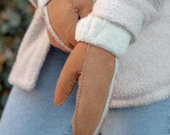 Damen Luxus Echte Schaffell Handgenähte Schaffell Fäustlinge mit Roll Up Roll Down Manschetten Wolle Out Detail Shearling Futter Tan Lambland