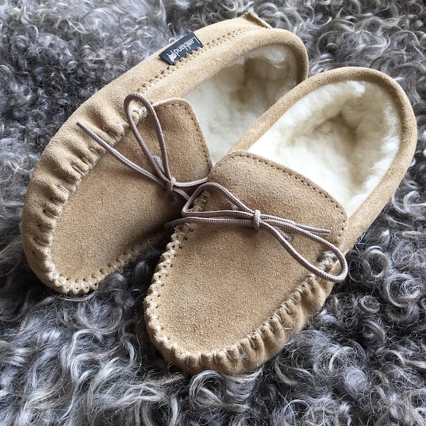 Damen Schaffell Moccasin Hausschuhe Weiche Wildledersohle mit Schafwolle Futter Spitze Krawatte Damen Lambland UK Handarbeit Mokassins