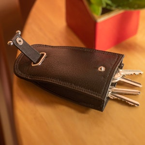 Mens Womens Luxury Leather Key Case Holder Pull Back Protection Genuine Soft Leather Popper Fastening Black Brown