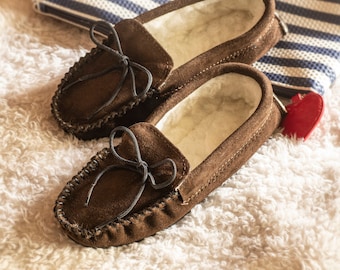 Herren Schaffell Moccasin Hausschuhe Gummi PVC Sohle mit Lammwolle Futter Spitze Krawatte Herren Lambland UK Handarbeit Mokassins Blau Braun