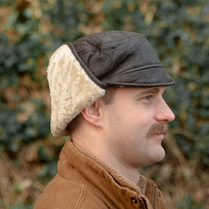 Men&#39;s Luxury Sheepskin Trapper Hunter Hiking Flying Winter Hat with Ear Flaps for Men Leather Aviator Finished Outer Chin Clip