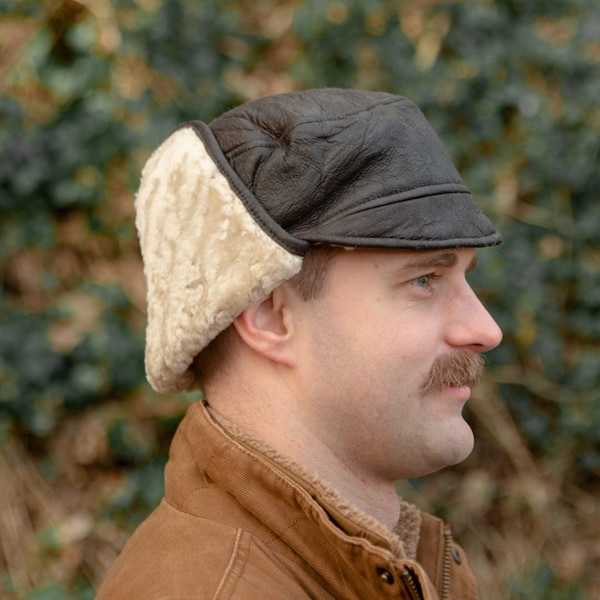 Chapeau d'hiver volant de randonnée en peau de mouton de luxe pour hommes avec cache-oreilles pour homme, finition aviateur en cuir, mentonnière extérieure