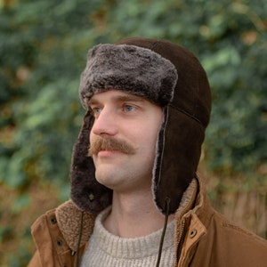 Men&#39;s Luxury Sheepskin Hand Stitched Trapper Cold Weather Hiking Hat for Men Brown Tan Fluffy Ear Muffs