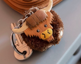Handgefertigter flauschiger Pom Pom Highland Kuh Schlüsselanhänger aus Holz, Schlüsselring, Charme für Haus, Auto, Schuppen, Schlüssel für Männer, Frauen und Kinder (2er-Set)