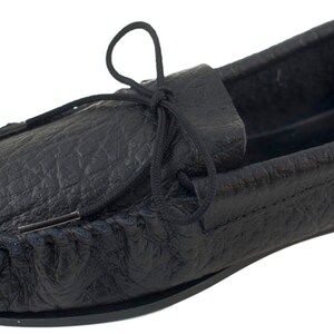 Op de afbeelding: Zwarte leren mocassins met een vetersluiting. De mocassins hebben een zacht, gestructureerd bovenwerk van leer en een duurzame zool.