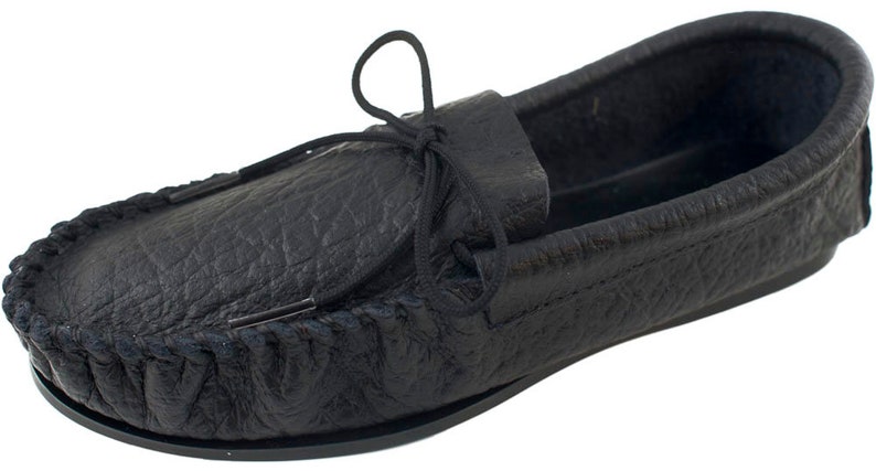 Op de afbeelding: Zwarte leren mocassins met een vetersluiting. De mocassins hebben een zacht, gestructureerd bovenwerk van leer en een duurzame zool.