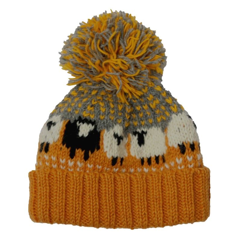 K&ouml;nnte beinhalten: Gestrickte Winterm&uuml;tze mit Schafmuster. Die M&uuml;tze hat einen senfgelben Rippenbund, eine grau-gelb gemusterte Krone und einen gro&szlig;en gelben Bommel. Die Schafe sind wei&szlig; und schwarz.