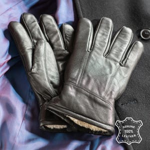 Zwarte leren herenhandschoenen: met de hand gestikt, met schapenvacht gevoerd