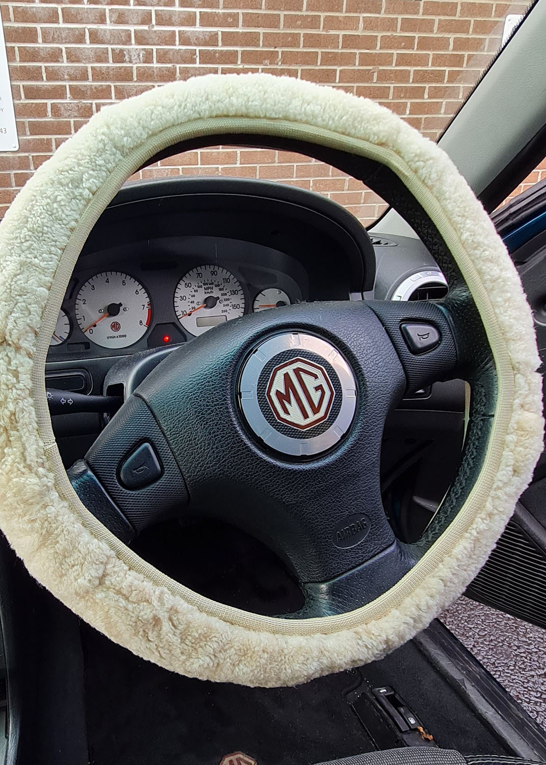 Lot de 10 décorations de voiture à imprimé vache comprenant une housse de  volant de voiture, des housses de siège avant, des sous-verres de voiture,  un porte-clés, un coussin d'accoudoir, des coussins